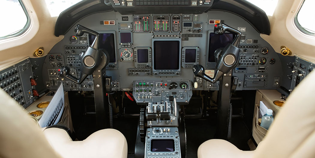 Het gecertificeerde personeel van Jeths Cleaning is ook bevoegd om de cockpit van uw vliegtuig te reinigen.